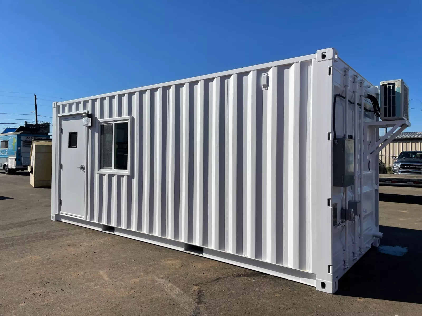 20-foot-office-in-refurbished-shipping-container14 Conteneur maritime transformé en bureau de 20 pieds – Image 1