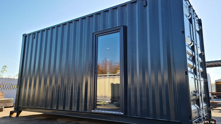 52aa76_a1d1aa47edd54b98a3046ae249695280mv2 Conteneur Sauna de 15 m² avec espace de repos – clé en main – Image 1