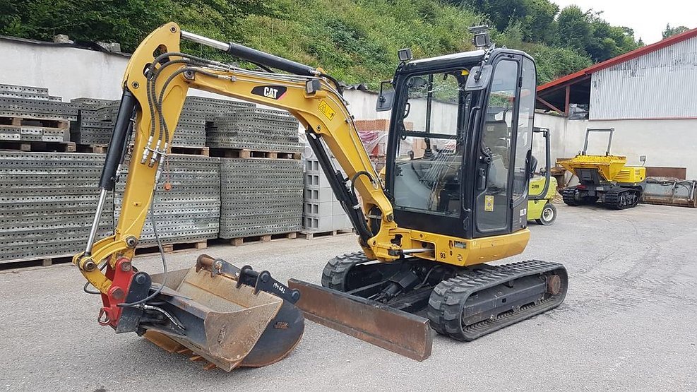 CAT-302.7D-CR-dOccasion-002 Mini-Pelle CAT 302.7D CR d’Occasion – 2,67T (2016) avec 3 Godets et Attache Rapide – Image 1