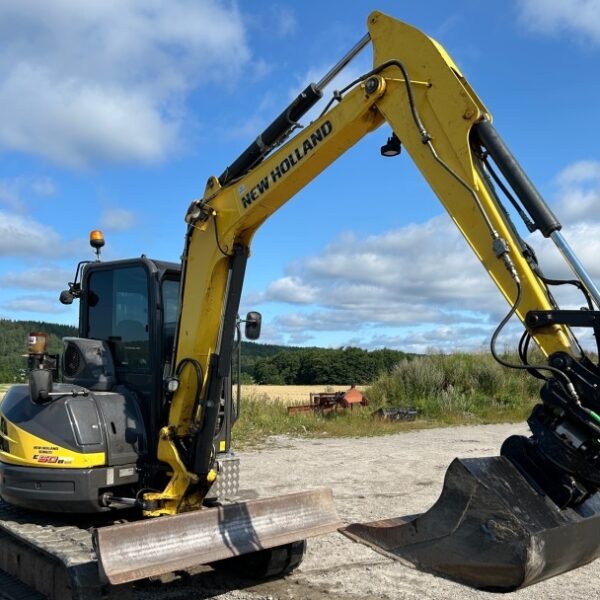 Mini-pelle d’occasion New Holland E50B SR (2012) – 5,1T + Remorque