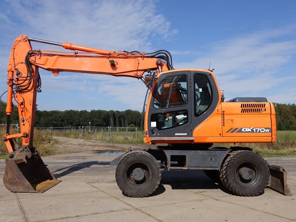 Pelle-Doosan-DX170W-02 Pelle sur pneus Doosan DX170W 2009 – 17,7T – 5253h – Occasion – Image 1