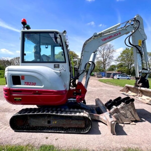 Takeuchi TB230 (2018) – Mini Pelle 2,8T – 2916h – Entièrement Révisée