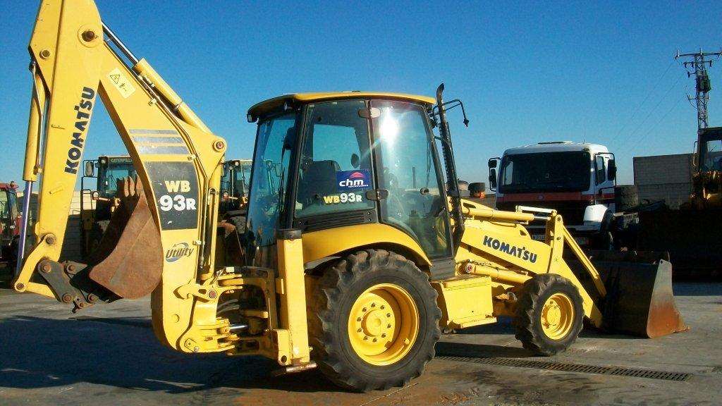 Y1-1 Komatsu WB93R-5E0 (2006) – Tractopelle 8 t, moteur 74 kW – Image 1